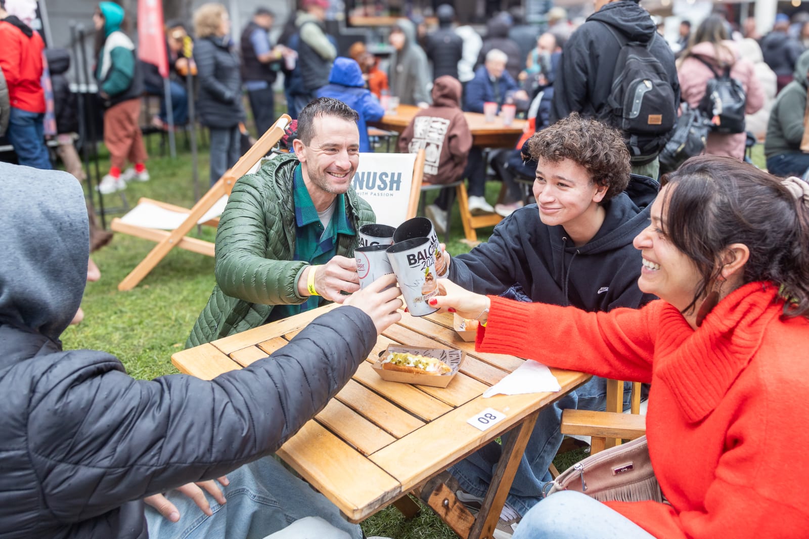 Un brindis en la feria de Bariloche a la Carta 2026. Foto: Bariloche a la Carta.