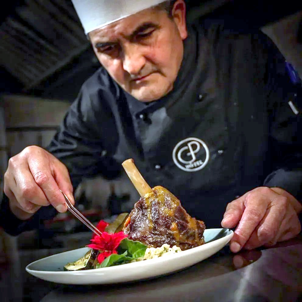 Cocinero de Puerto Montt emplatando un cordero