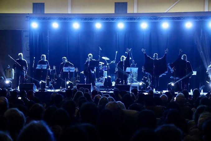 Banda en el escenario frente al público