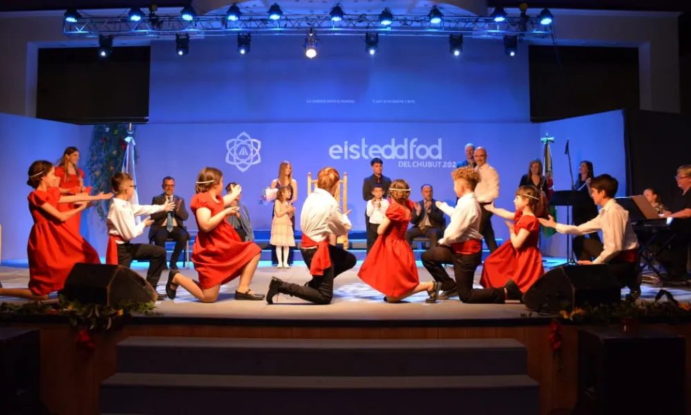 Danza galesa sobre el escenario del Eisteddfod del Chubut