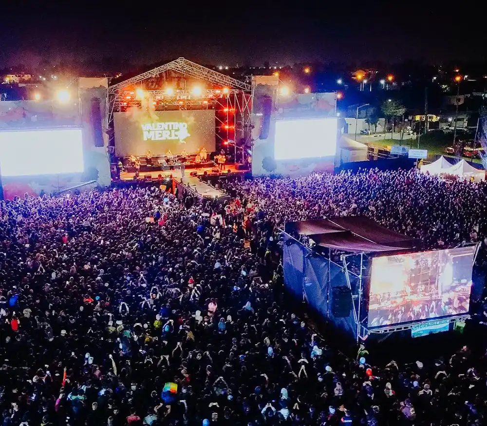Fiesta al aire libre en Aysén, con público y puestos