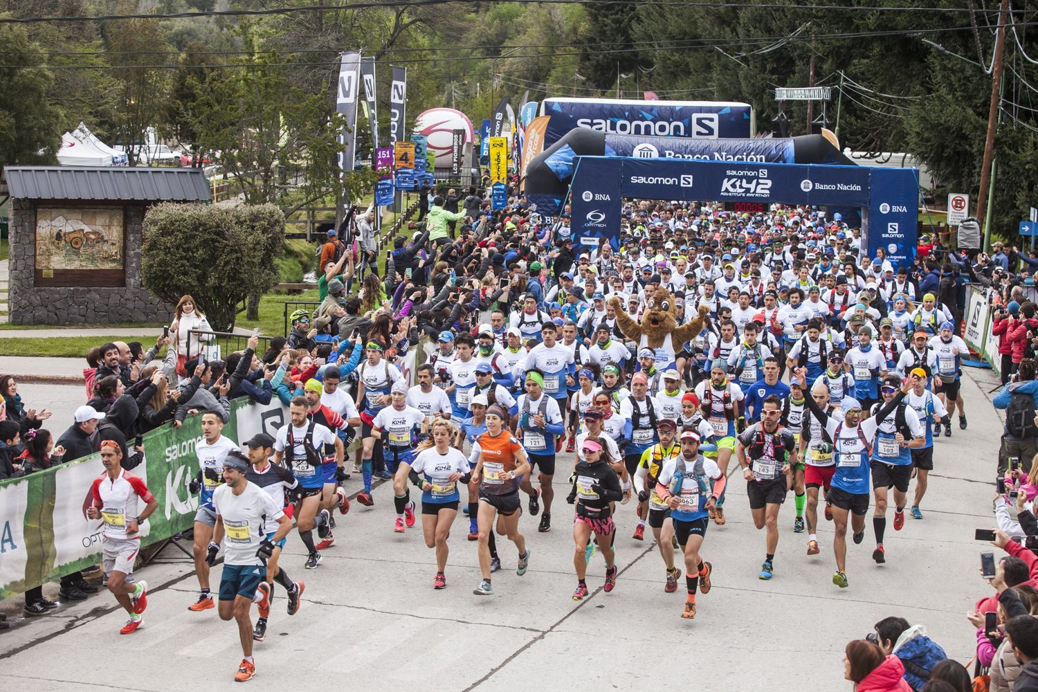 Largada masiva de la ASICS K42 en Villa La Angostura, con cientos de corredores