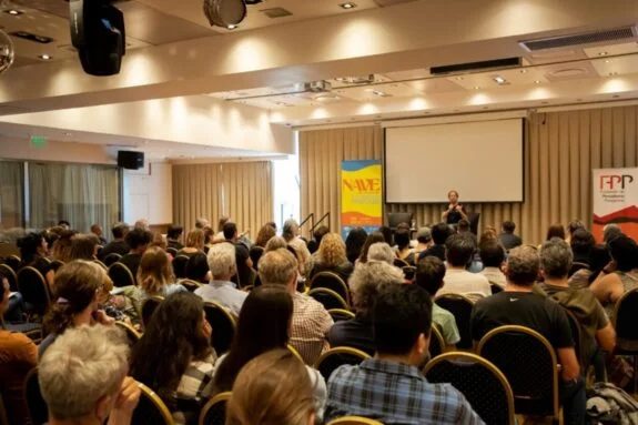 Público en una sala durante una charla del festival NAVE