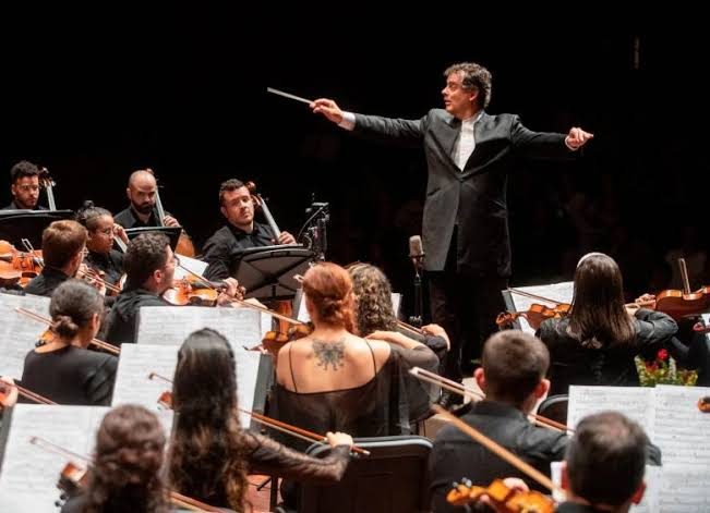 Director dirigiendo a la orquesta