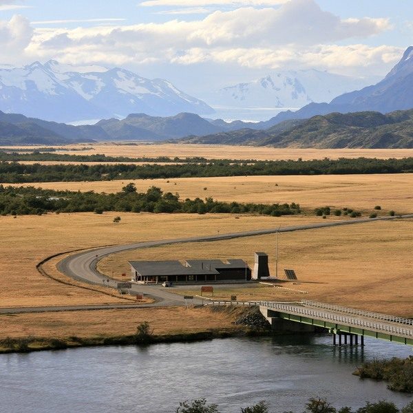 Acceso sur del Parque Nacional Torres del Paine (foto de archivo)