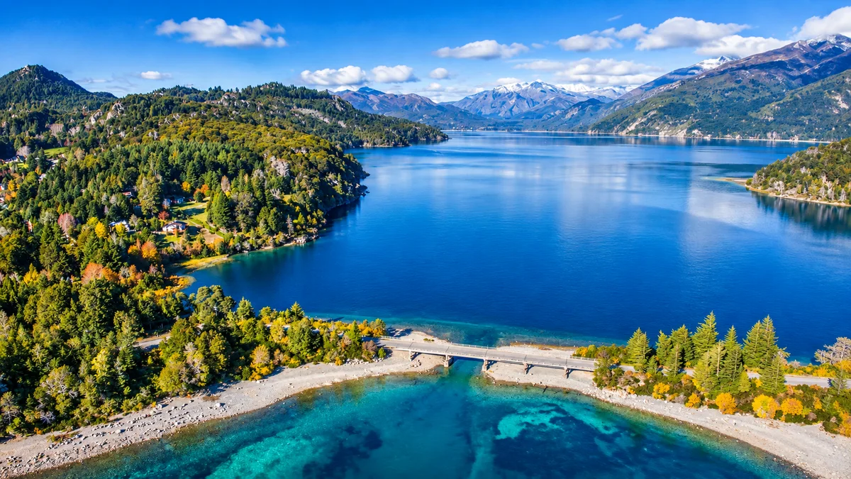 Lago y puente en el Camino de los Siete Lagos