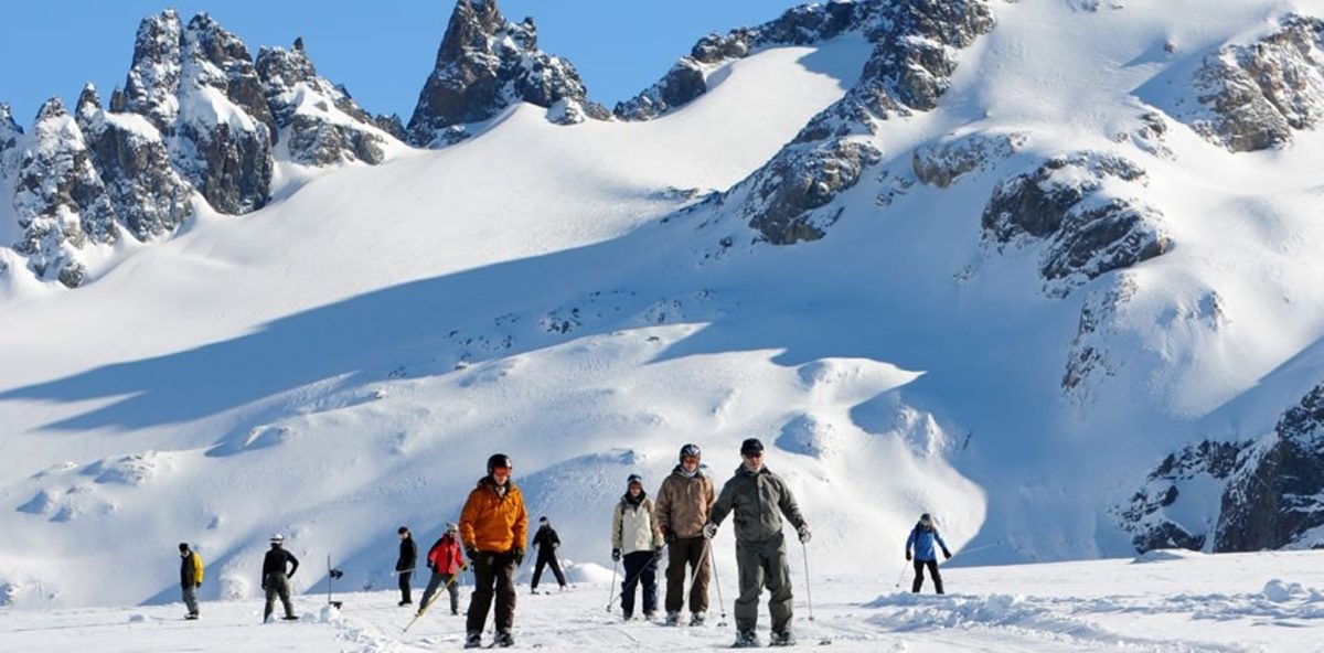 Esquiadores bajo las agujas de roca nevadas en Cerro Perito Moreno